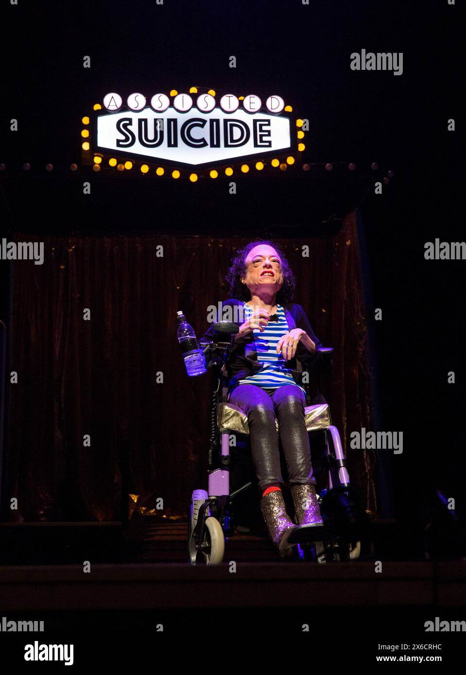 Liz Carr in ASSISTED SUICIDE the Musical erstellt und geschrieben von Liz Carr und der Kompanie in der Royal Festival Hall (RFH), Southbank Centre, London SE1 18/01/2017 an in Company Collective / We are Unlimited Production Komponist: Ian Hill Design: Bethany Wells Choreografin: Jane Turner Regie : Mark Whitelaw Stockfoto