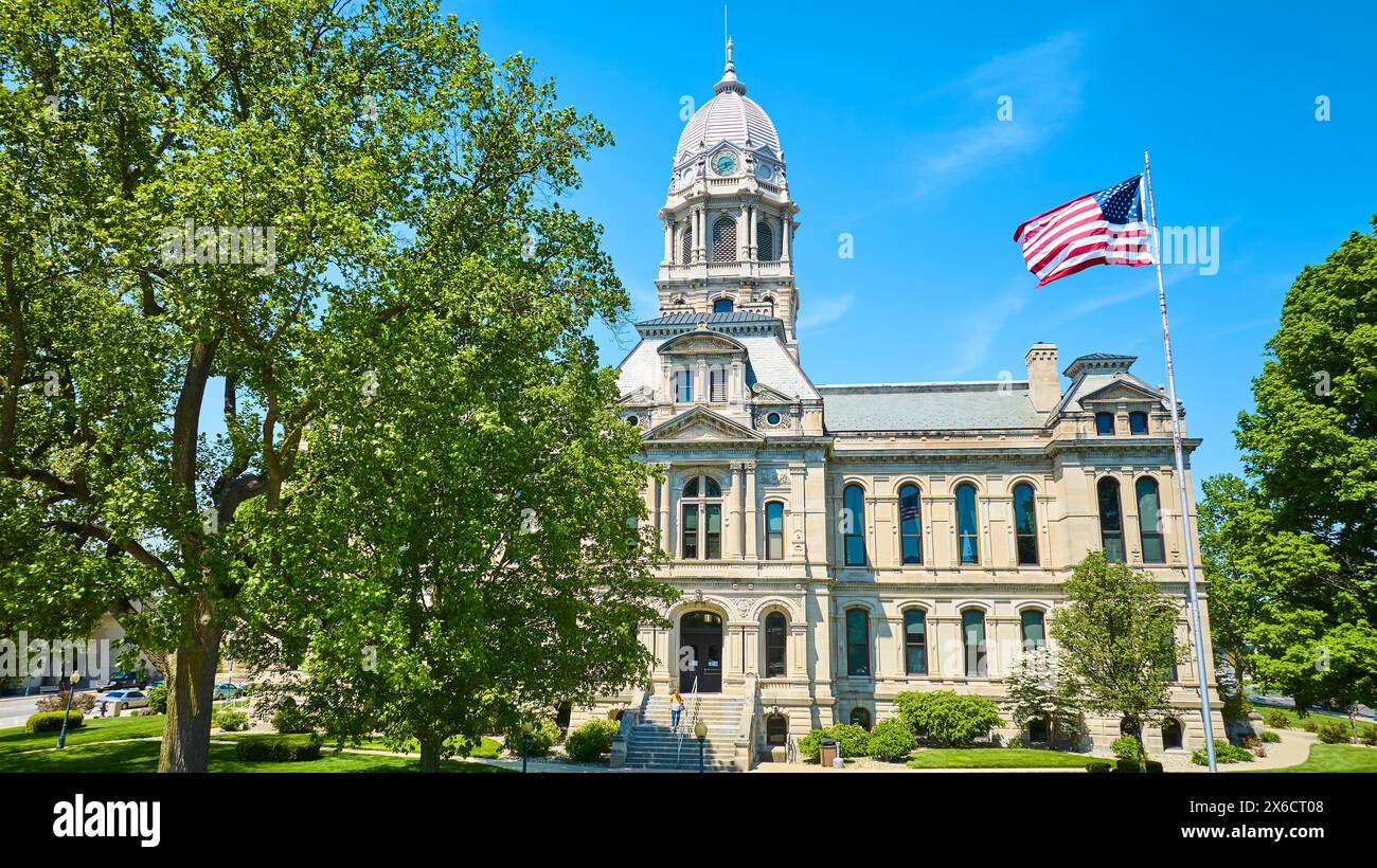 Blick aus der Vogelperspektive auf das historische Gerichtsgebäude mit amerikanischer Flagge, Warschau, Indiana Stockfoto