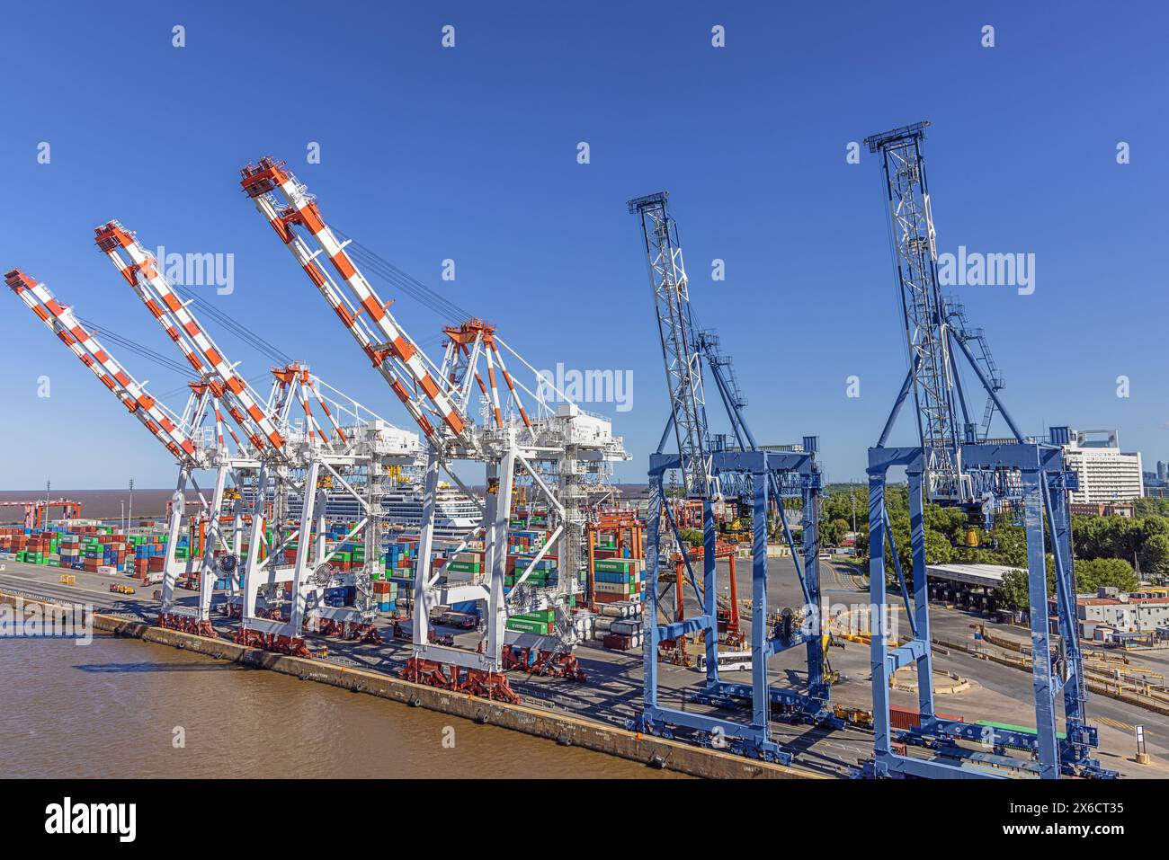 Editorial: BUENOS AIRES, ARGENTINIEN, 20. Januar 2024 - Containerkrane im Hafen von Buenos Aires mit dem Fluss La Plata im Hintergrund Stockfoto