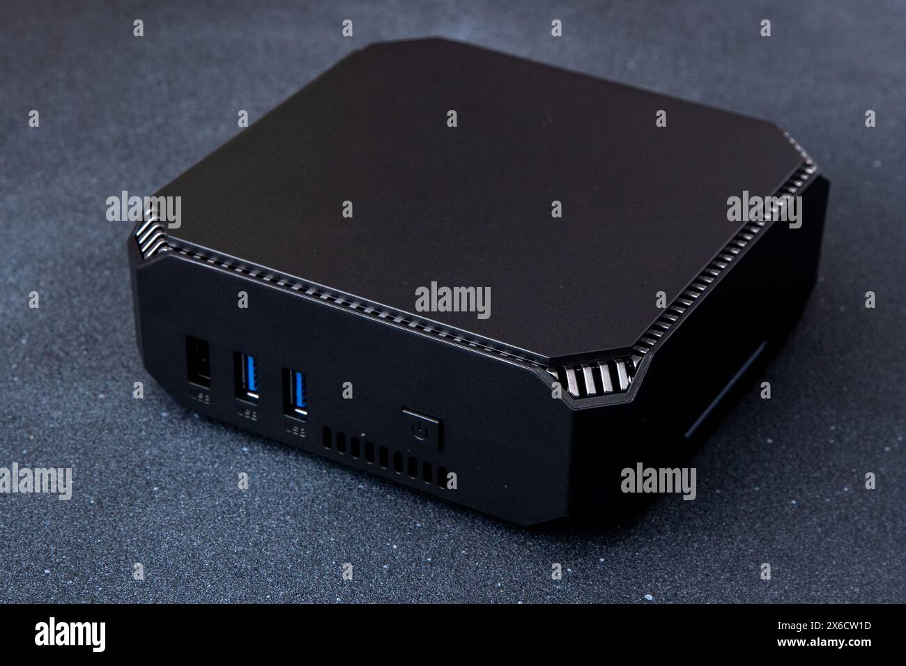 Eine kleine Systemeinheit eines PCs. Kompaktes schwarzes Gerät. Stockfoto