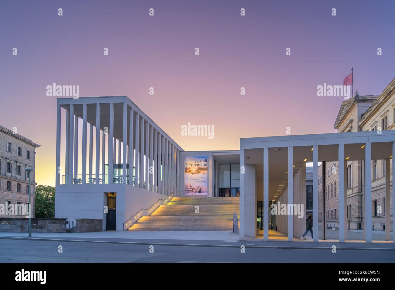 Berlin, Deutschland - 12. Mai 2024: Abendansicht der James-Simon-Galerie Stockfoto