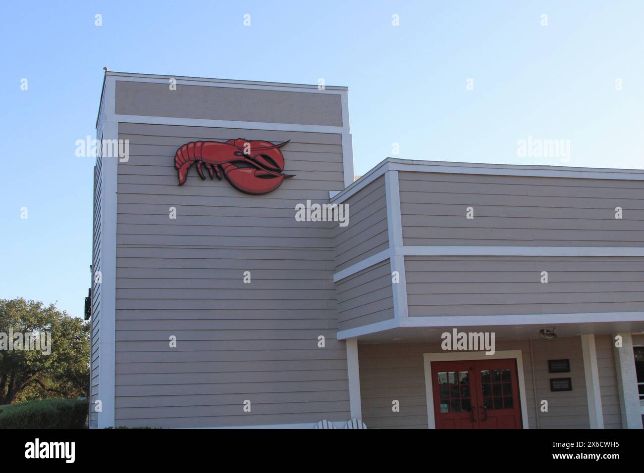 San Antonio, USA. Mai 2024. Ein Red Lobster Logo und Außenansicht in einem Red Lobster Restaurant am 1381 SW Interstate Highway Loop 410 in San Antonio, Texas, USA, am 14. Mai 2024. Laut Neal Sherman, CEO von TAGeX Brands, schließt Red Lobster mindestens 48 seiner Restaurants in 21 bundesstaaten. (Foto: Carlos Kosienski/SIPA USA) Credit: SIPA USA/Alamy Live News Stockfoto