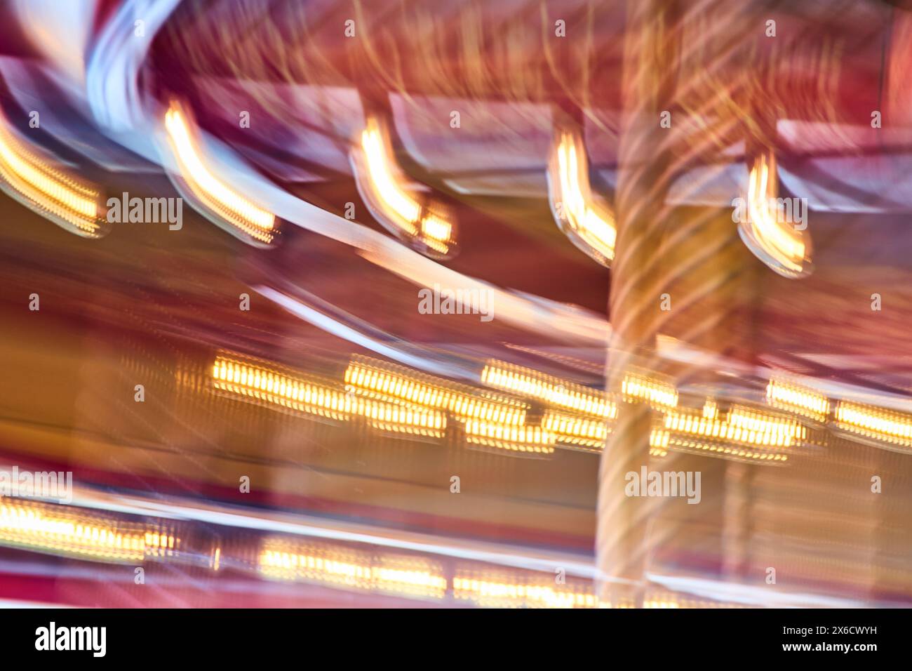 Lebendige Bewegungsunschärfe bei Nacht, Vergnügungspark Energy Stockfoto