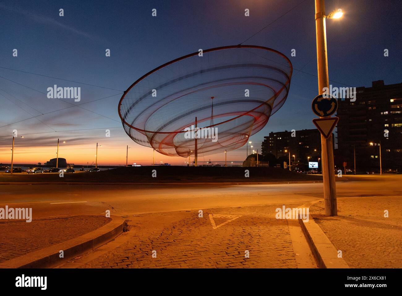 Kreisverkehr Anemone, in Matosinhos, Porto, Portugal. Ein emblematischer Ort in der Stadt, eine Referenz an Fischer und das Meer. Landschaft bei Sonnenuntergang Stockfoto