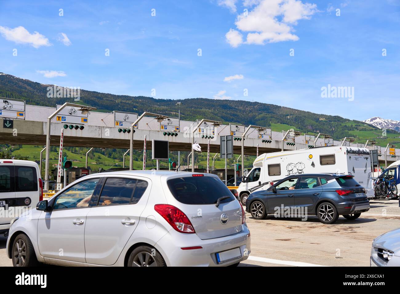 Brenner, Autobahn, Italien - 11. Mai 2024: Stau an der Mautstelle der Brenner-Autobahn zwischen Italien und Österreich während der Urlaubssaison. Mautstation mit vielen Fahrzeugen *** Stau zur Urlaubszeit an der Mautstelle der Brennerautobahn zwischen Italien und Österreich. Mautstation mit vielen Fahrzeugen Stockfoto