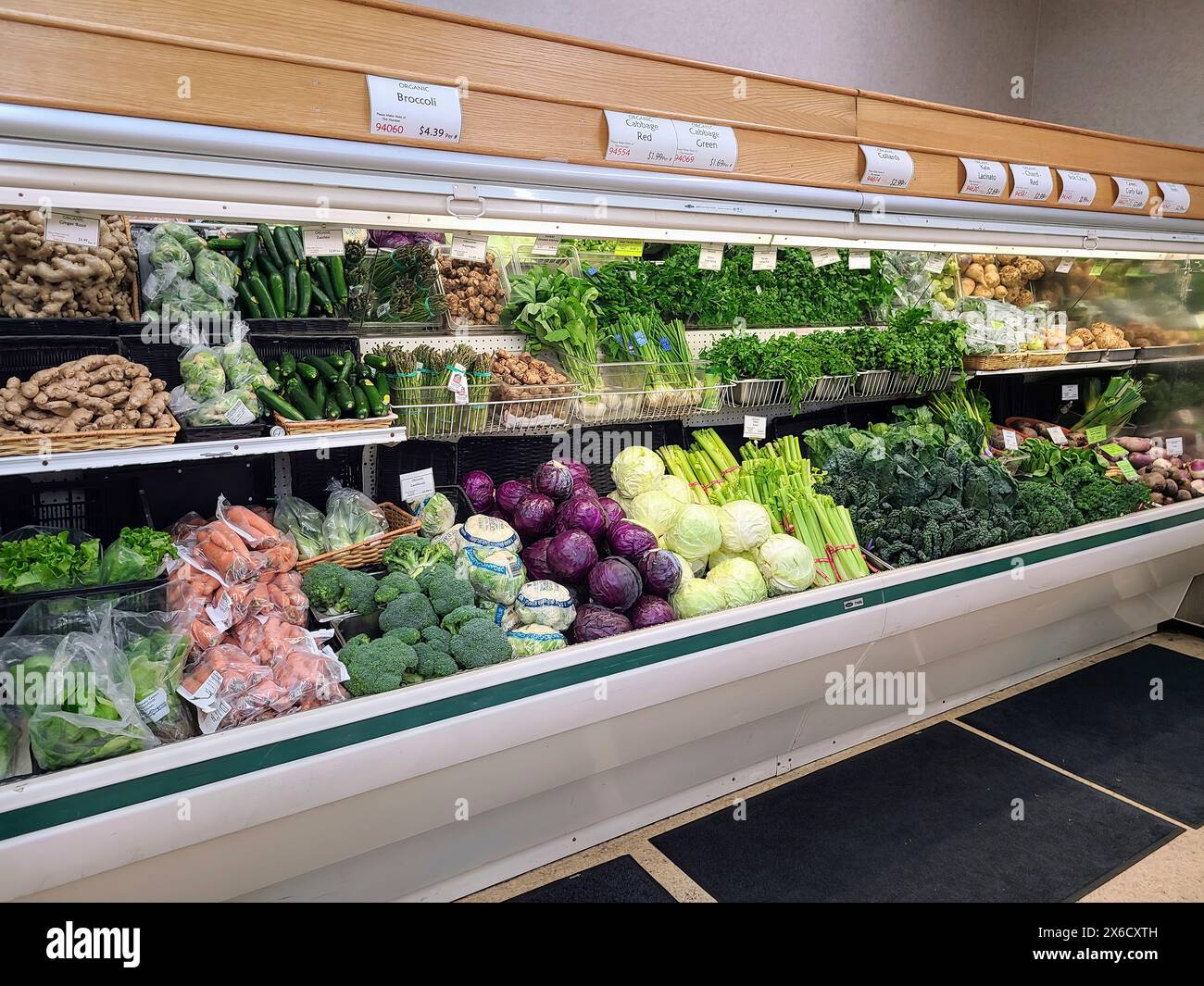 Frischwaren mit Bio-Gemüse im Lebensmittelgeschäft, Augenhöhe Stockfoto