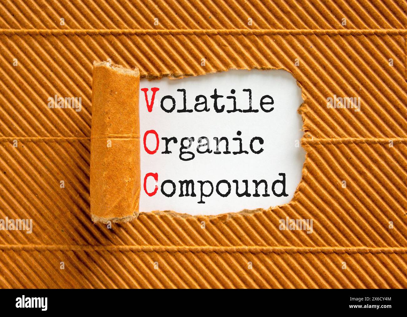 VOC-Symbol für flüchtige organische Verbindungen. Konzeptworte flüchtige organische VOC-Verbindung auf wunderschönem Weißbuch. Schöner brauner Hintergrund. Business VOC V Stockfoto