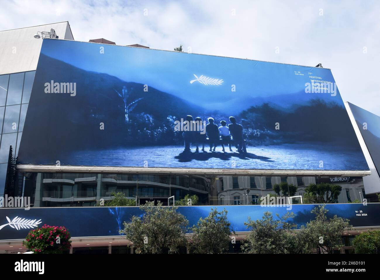 Frankreich, Cannes, das offizielle Plakat für die 77. Internationalen Filmfestspiele mit einem Bild des Films Rhapsodie en Août von Akira Kurosawa. Stockfoto