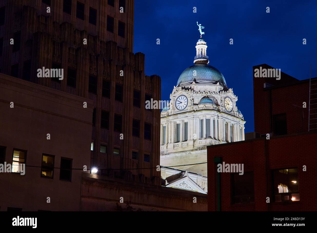 Beleuchtetes historisches Gerichtsgebäude in der Abenddämmerung, Urban Skyline - Fort Wayne, Indiana Stockfoto