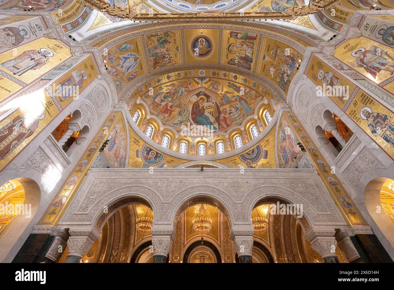 Das äußerst verzierte und dekorative Innere der St. Sava Kirche oder des Tempels. Eine der größten orthodoxen Kirchen der Welt. April 2024. Stockfoto