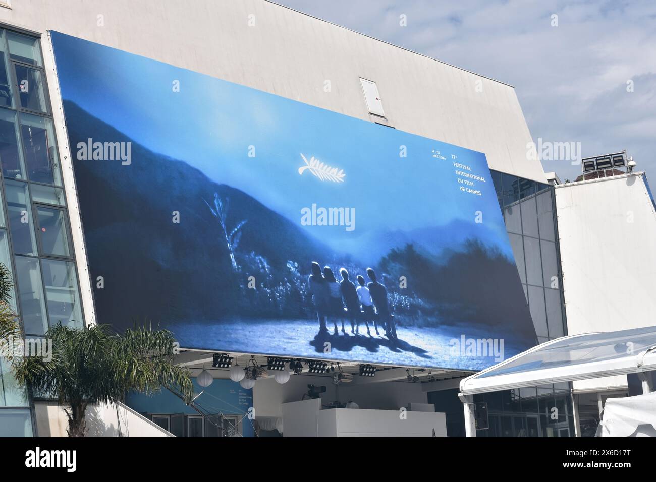 Frankreich, Cannes, das offizielle Plakat für die 77. Internationalen Filmfestspiele mit einem Bild des Films Rhapsodie en Août von Akira Kurosawa. Stockfoto