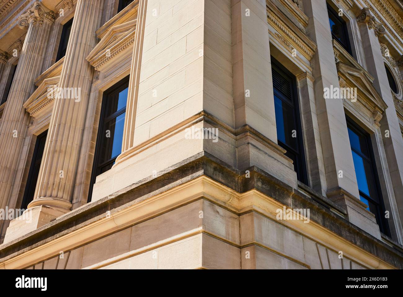 Klassische Architektur mit modernen Fenstern, flacher Blick - Fort Wayne Stockfoto