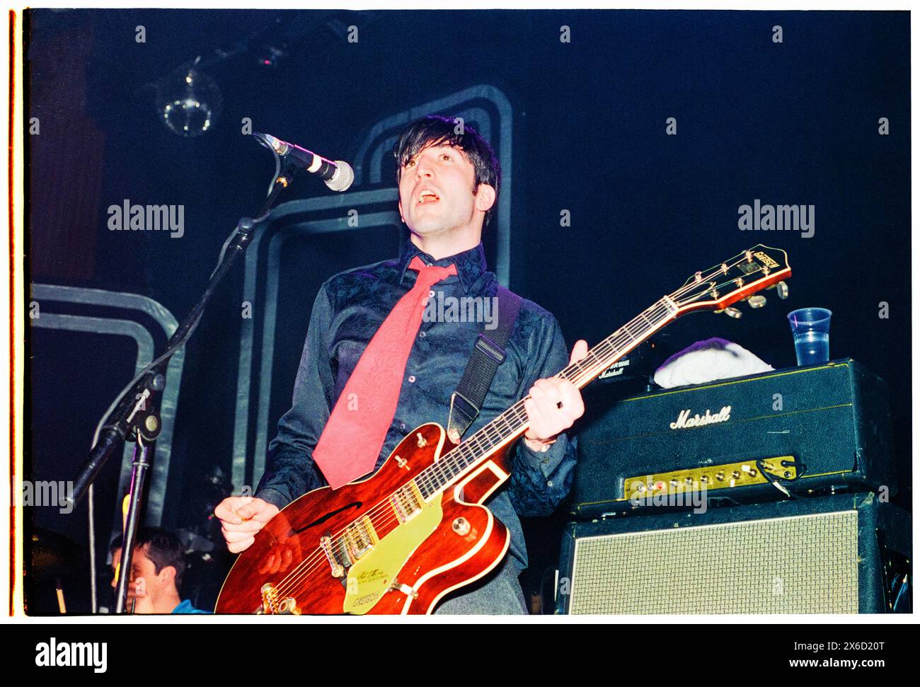 LOUIS ELIOT, RIALTO, 1998: Louis Eliot von der Band Rialto spielte am 15. Februar 1998 live auf einer frühen UK-Tour im Newport Centre in Wales. Foto: Rob Watkins. INFO: Rialto, eine britische Indie-Rock-Band, die 1997 in London gegründet wurde, faszinierte das Publikum mit ihrem anspruchsvollen Pop-Sound und ihren witzigen Texten. Hits wie „Monday Morning 5:19“ und „Untouchable“ zeigten ihre melodische Handwerkskunst. Stockfoto