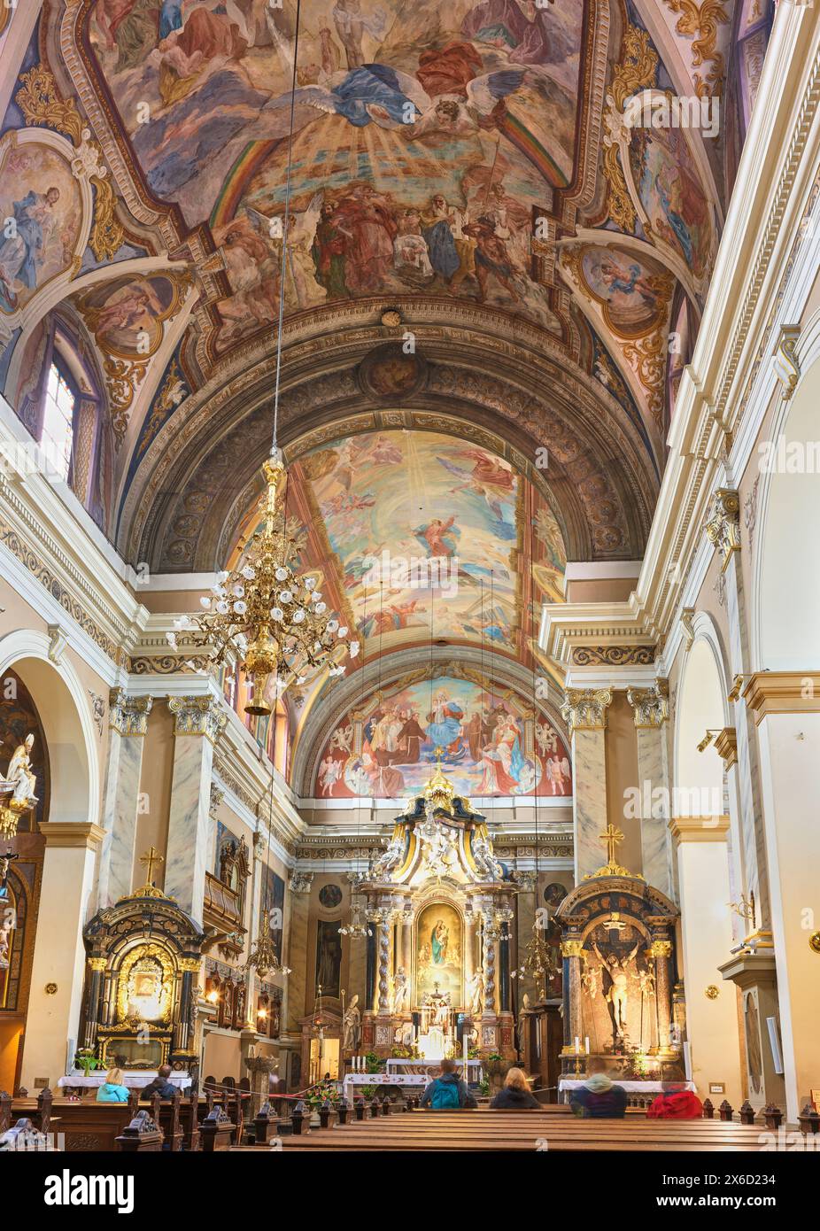 Kirchenschiff und bemalte Decke der franziskanerkirche der Verkündigung in Ljubljana, Slowenien. Stockfoto