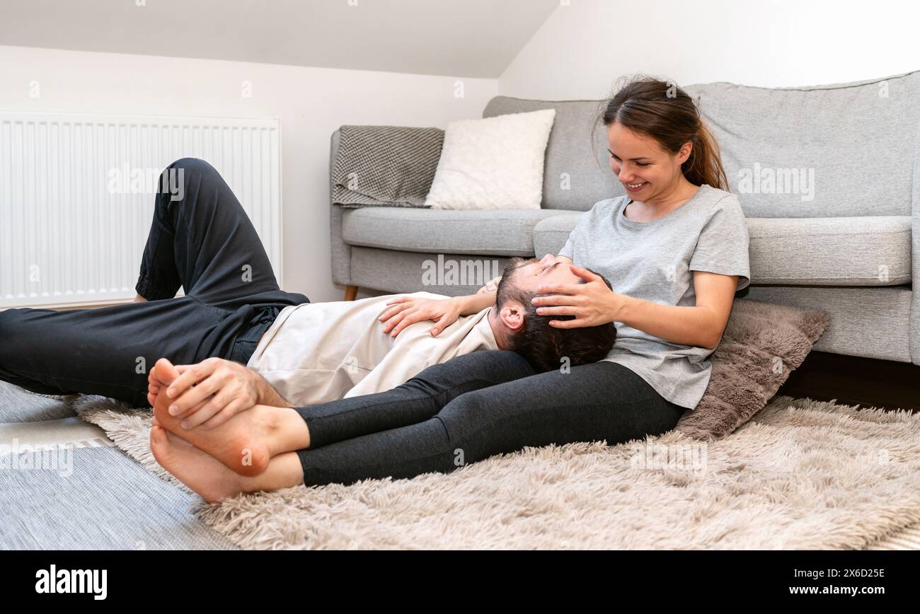 Ein junges, verheiratetes Paar entspannt sich am Wochenende zu Hause. Stockfoto