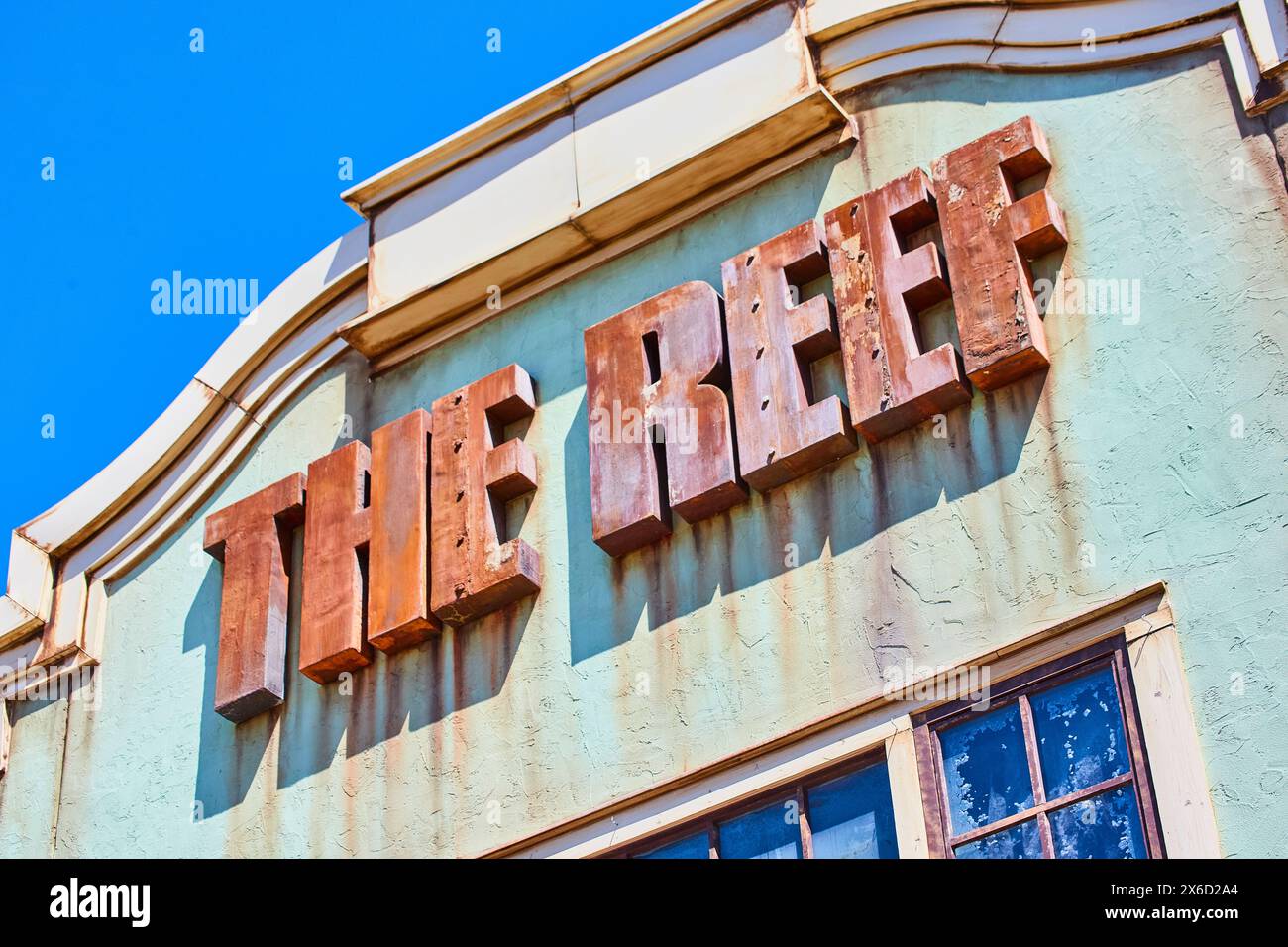 Vintage THE REEF Schild auf der Weathered Building Fassade, Urban Indiana Stockfoto