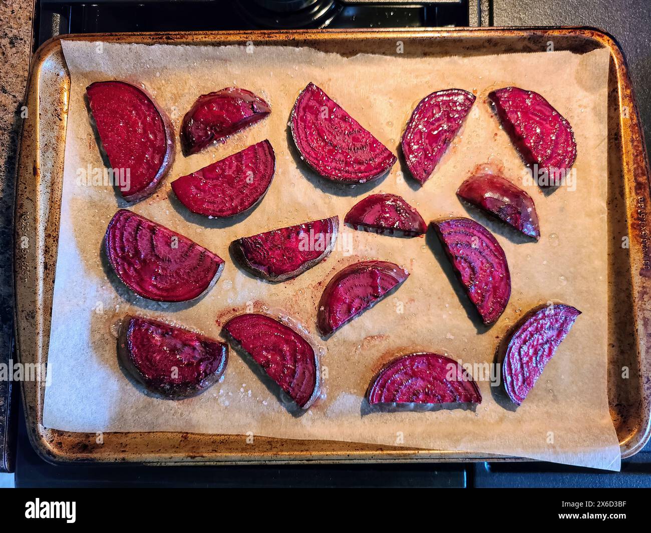 Geröstete organische Rote-Beete-Scheiben auf Backblech, Overhead-Ansicht Stockfoto