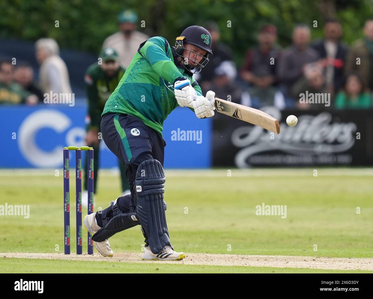 Der irische Graham Hume spielte beim dritten T20-Rennen auf dem Castle Avenue Cricket Ground in Dublin. Bilddatum: Dienstag, 14. Mai 2024. Stockfoto
