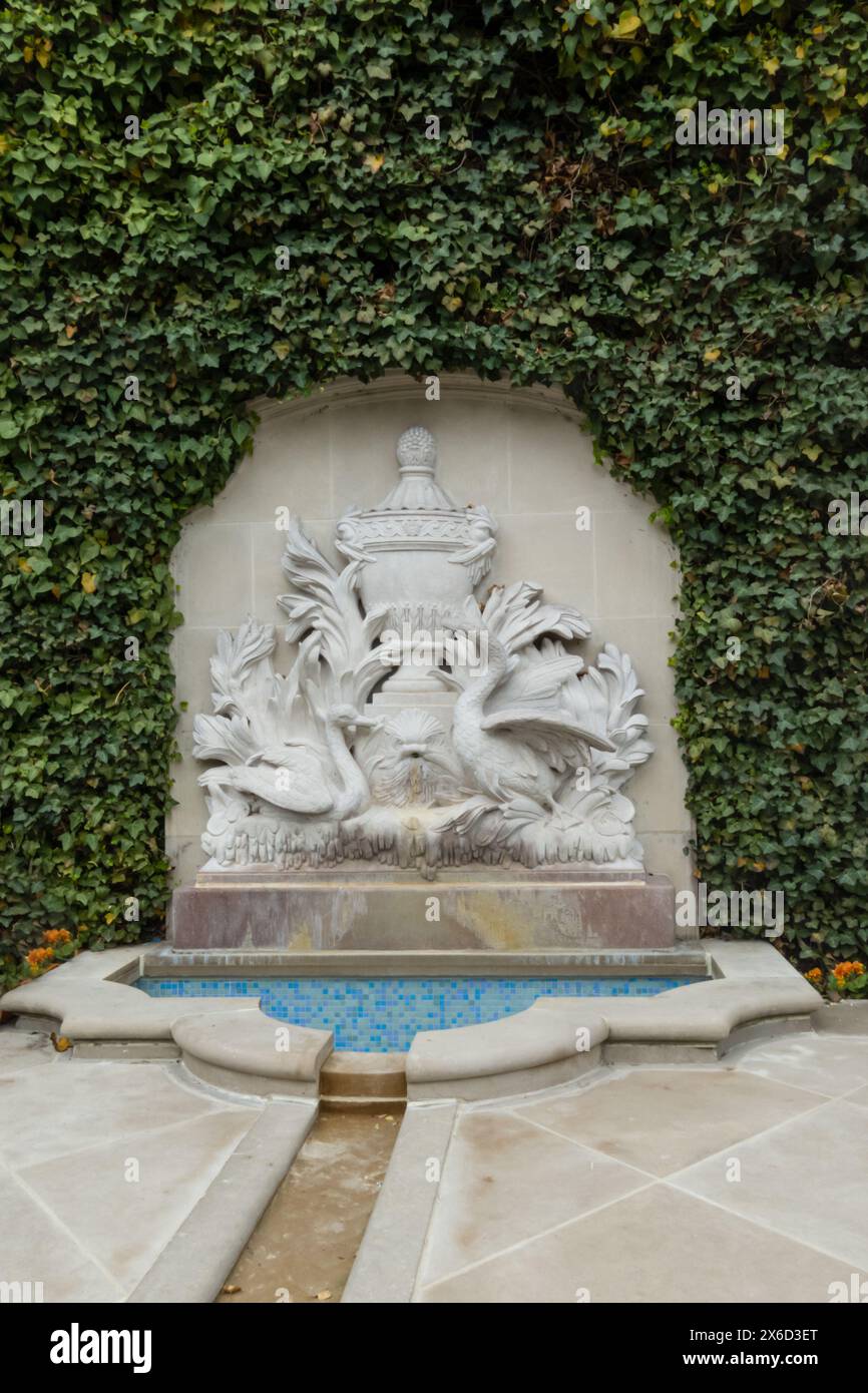 Schwanenbrunnen im französischen Parterre am Hillwood, Mansion Museum's Garden Walk Stockfoto