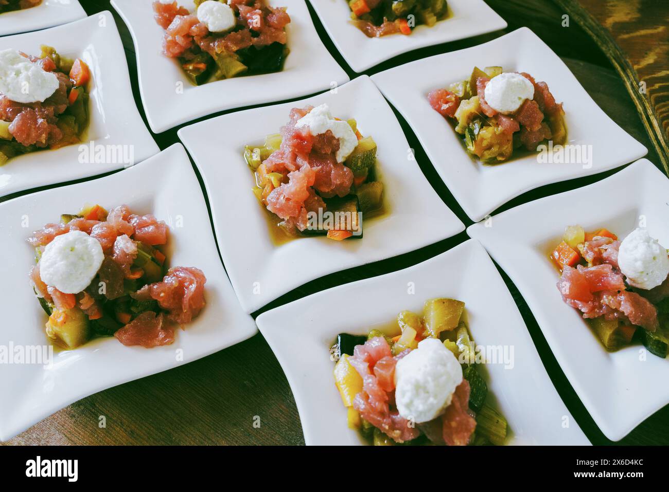 Eleganter Gourmet-Fisch-Tartar auf weißen Tellern, jede Portion ...