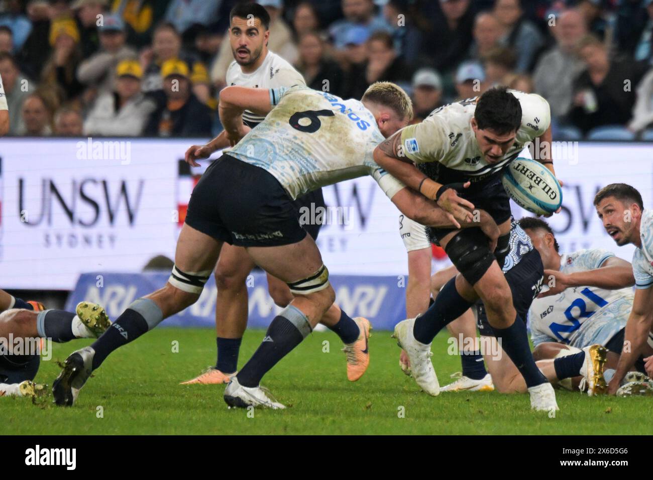 Sydney, Australien. Mai 2024. Lachlan Swinton (L) von NSW Waratahs und Darcy Swain (R) von ACT Brumbies wurden 2024 beim Super Rugby Pacific Match zwischen NSW Waratahs und ACT Brumbies im Allianz Stadium gesehen. Endergebnis; NSW Waratahs 21:29 AKT Brumbies. (Foto: Luis Veniegra/SOPA Images/SIPA USA) Credit: SIPA USA/Alamy Live News Stockfoto