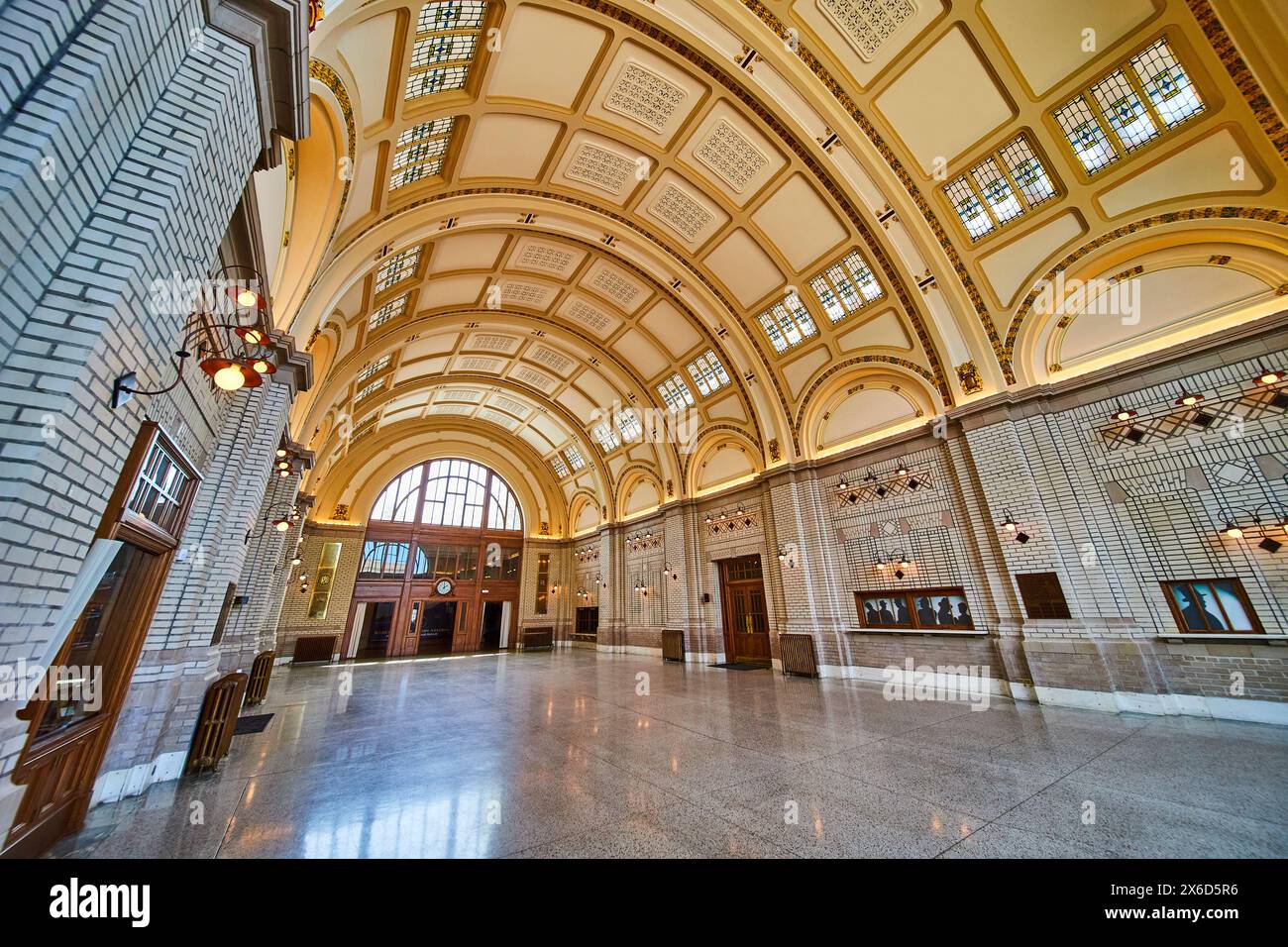Klassische Architektur des Baker Street Railway Terminals, Weitwinkelblick von innen Stockfoto