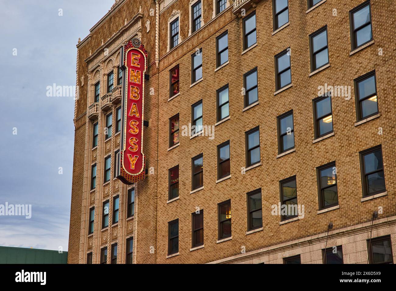 Vintage Embassy Theatre Neonschild und Ziegelfassade, Blick auf urbanes Tageslicht Stockfoto