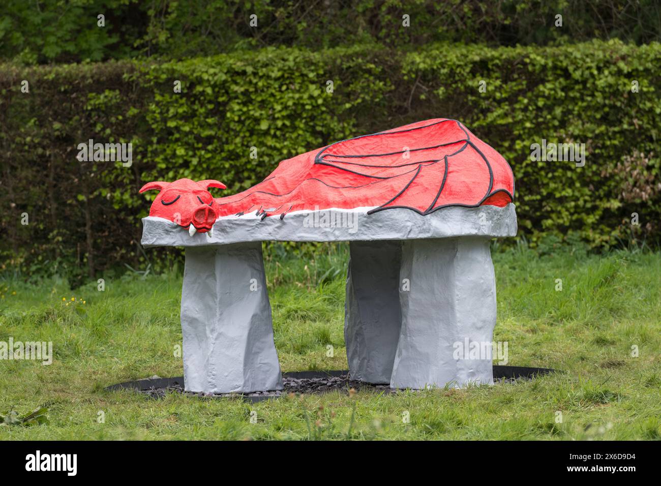 Der schlafende Drache, ein modernes Kriegsdenkmal für walisische Soldaten, die während des Ersten Weltkriegs vom Presteigne-Künstler und Schmied Pete Smith getötet wurden Stockfoto