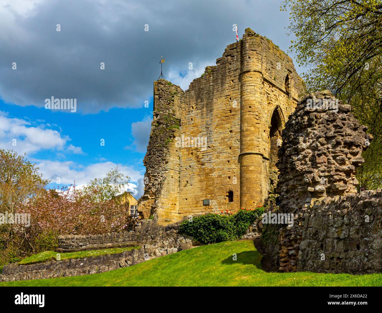 Außenansicht der Steinmauern von Knaresborough Castle, einer Ruine der Festung mit Blick auf den Nidd in der Stadt Knaresborough, North Yorkshire, Großbritannien Stockfoto