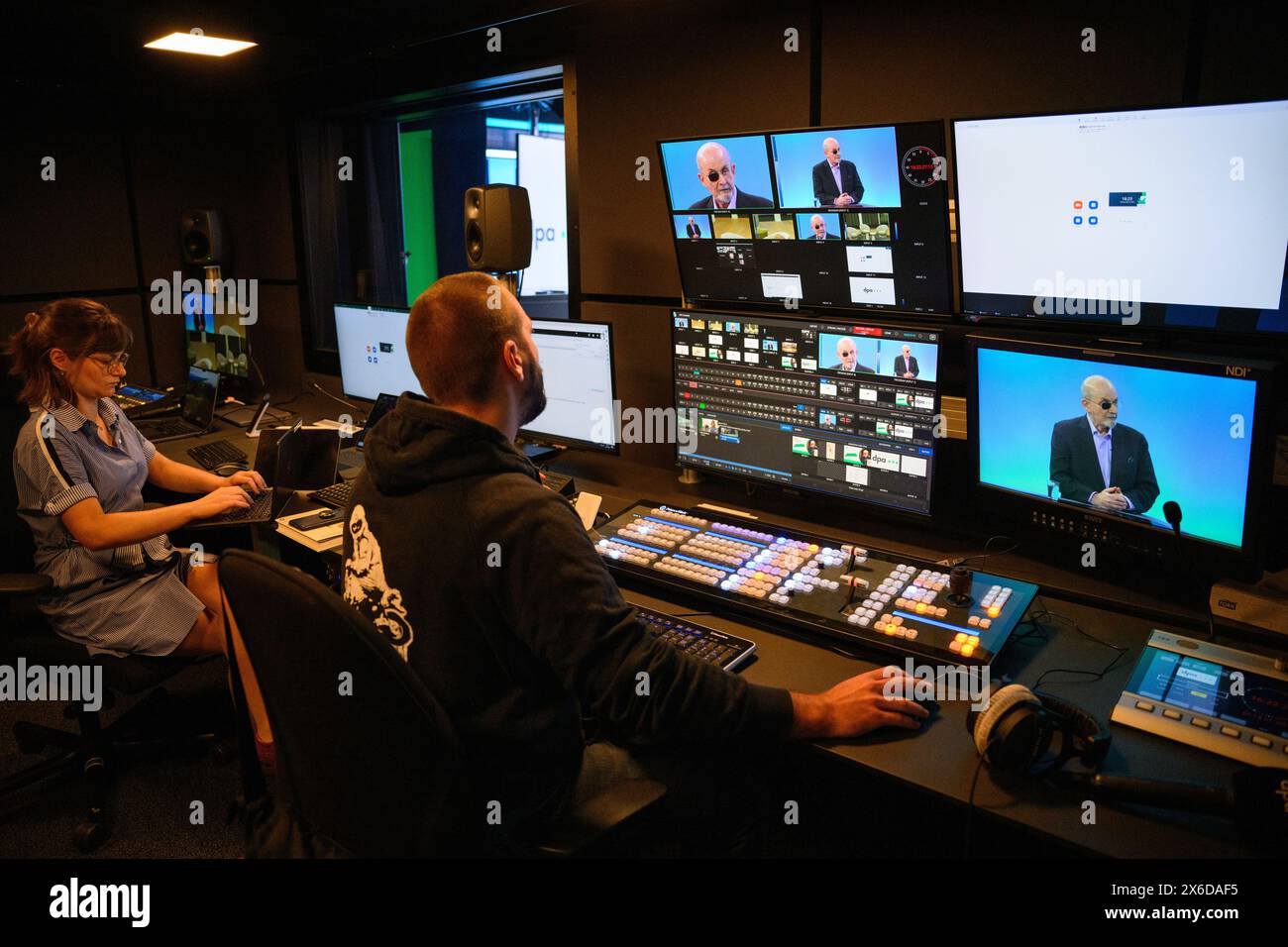 Berlin, Deutschland. Mai 2024. Der Schriftsteller Salman Rushdie spricht mit der Deutschen Presseagentur dpa im Fernsehstudio der Nachrichtenagentur. In seinem neuen Buch „Knife“ spricht Rushdie, der seit den 1990er Jahren wegen eines Mordaufrufs aus dem Iran unter Polizeischutz steht, über einen Messerangriff auf ihn 2022 in den USA. Zu dieser Zeit wurde er von einem Mann mit einem Messer schwer verletzt. Quelle: Bernd von Jutrczenka/dpa/Alamy Live News Stockfoto