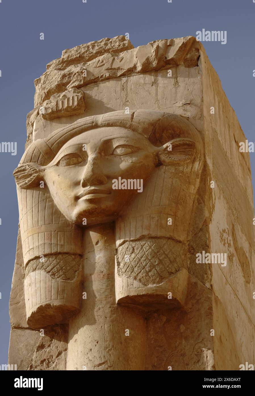 Hathor Head Kolumne im Tempel der Hatschepsut in Deir el Bahari, West Bank, Luxor Ägypten Stockfoto