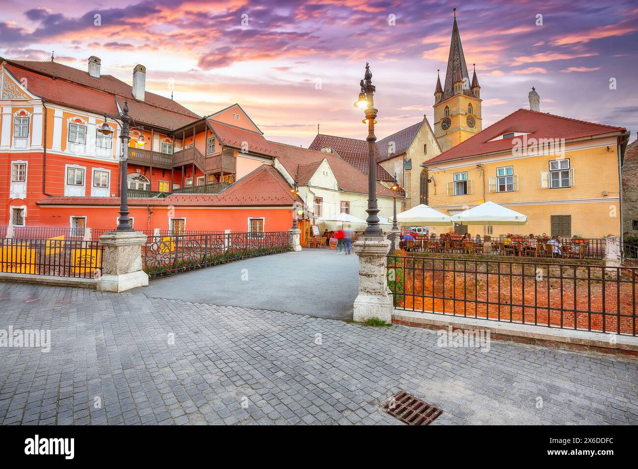Herrlicher Blick auf die evangelische Kathedrale und die Lügenbrücke im Zentrum von Sibiu. Beeindruckende Szene von Siebenbürgen. Ort: Sibiu, Transylvan Stockfoto