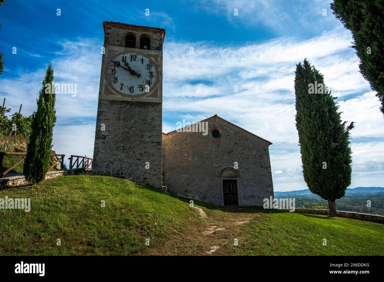 Landkirche mit Glockenturm mit Uhr in den Prosecco-Hügeln in der Nähe von Vidor Treviso Veneto Italien Stockfoto