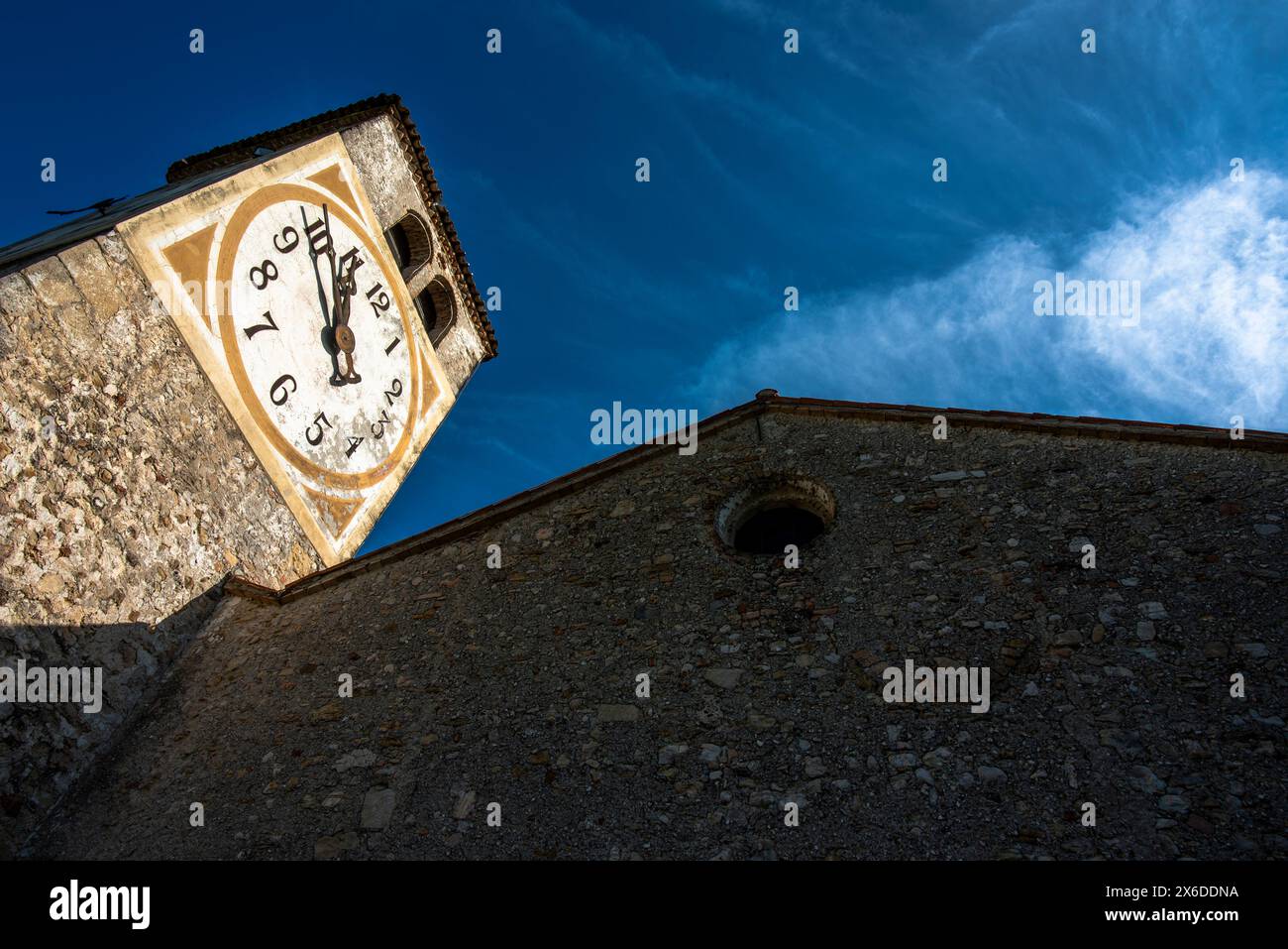 Landkirche mit Glockenturm mit Uhr in den Prosecco-Hügeln in der Nähe von Vidor Treviso Veneto Italien Stockfoto