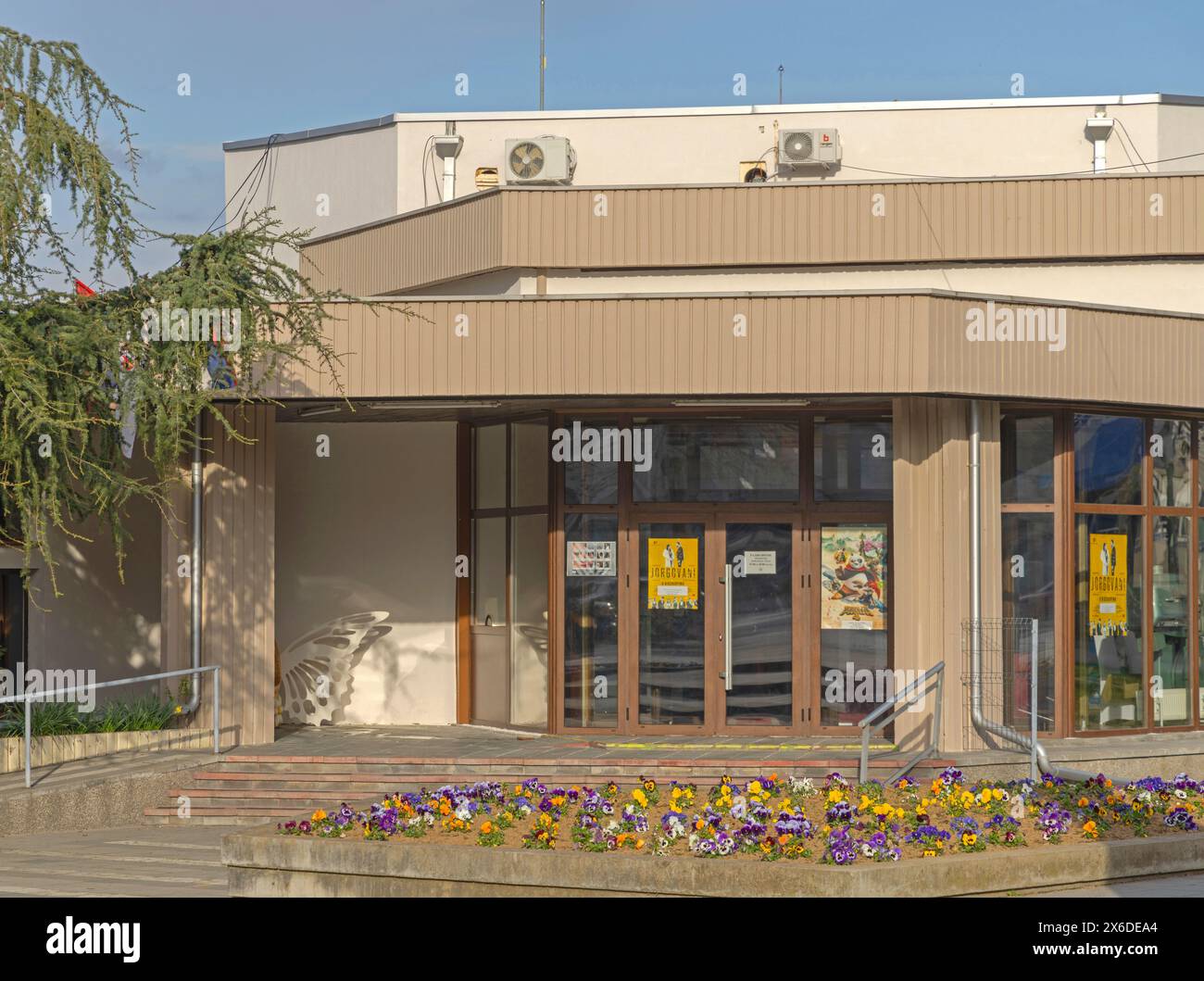 Kladovo, Serbien - 14. März 2024: Eingang zum Bibliothekszentrum für Kulturgebäude in der Dunavska-Straße. Stockfoto