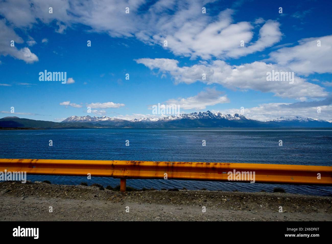 Ushuaia, Argentinien, ist die Hauptstadt des Feuerland-Archipels. Die Stadt ist von schneebedeckten Bergen und Wasserstraßen umgeben. Stockfoto