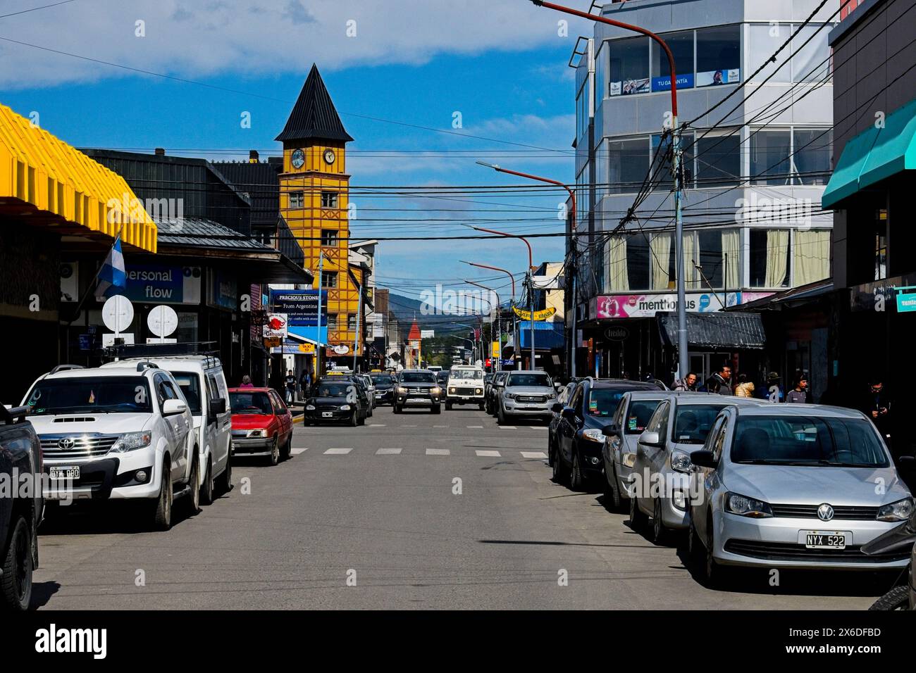 Ushuaia, Argentinien, ist die Hauptstadt des Feuerland-Archipels. Die Stadt ist von schneebedeckten Bergen und Wasserstraßen umgeben. Stockfoto