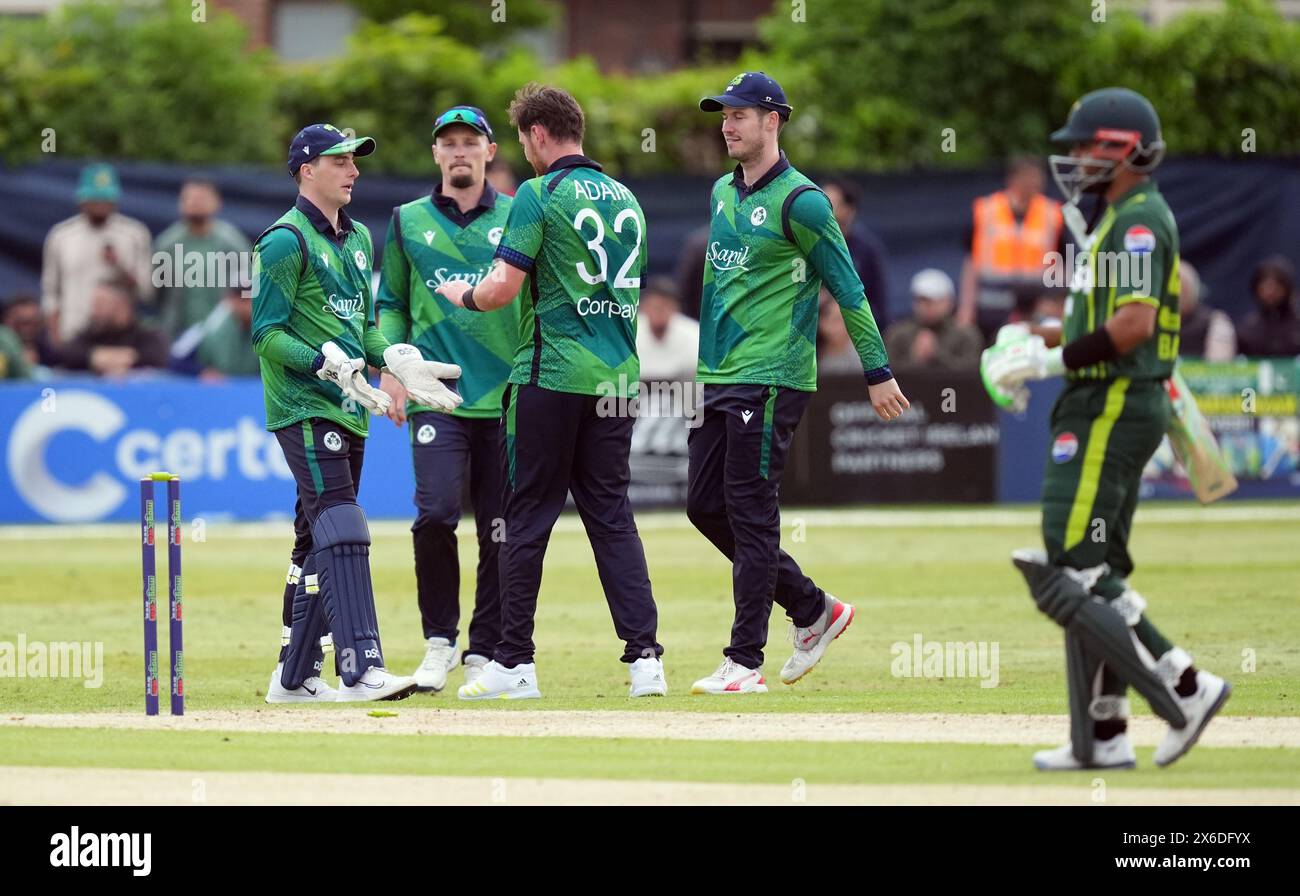 Der irische Mark Adair feiert gemeinsam mit seinen Teamkollegen, nachdem er während des dritten T20-internationalen Teams auf dem Castle Avenue Cricket Ground in Dublin den Wicket-Platz des Pakistans Mohammad Rizwan erobert hat. Bilddatum: Dienstag, 14. Mai 2024. Stockfoto