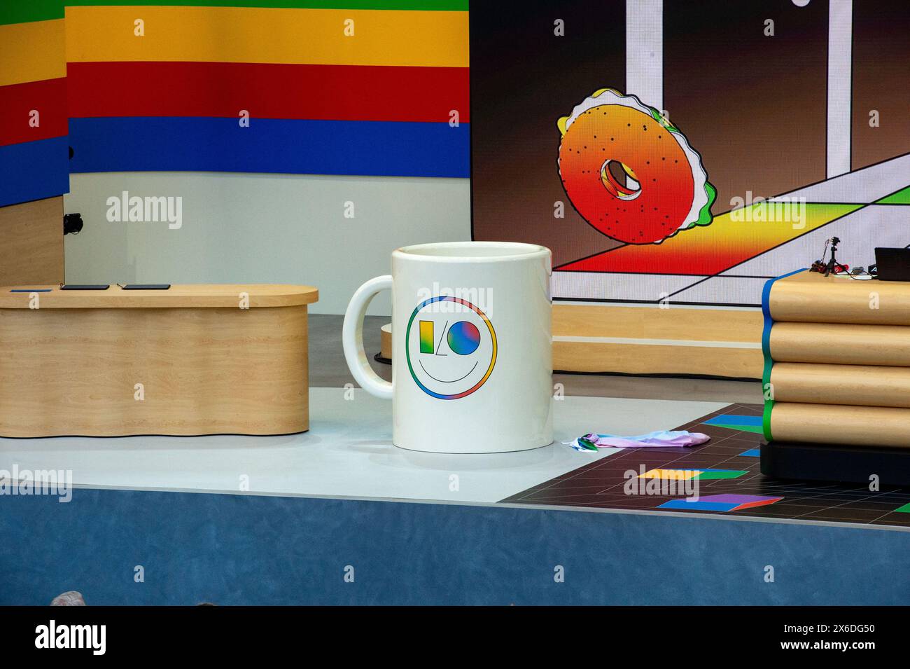Mountain View, USA. Mai 2024. Das Logo der Google I/O-Entwicklerkonferenz ist auf einer riesigen Kaffeetasse auf der Bühne zu sehen. Anrede: Andrej Sokolow/dpa/Alamy Live News Stockfoto