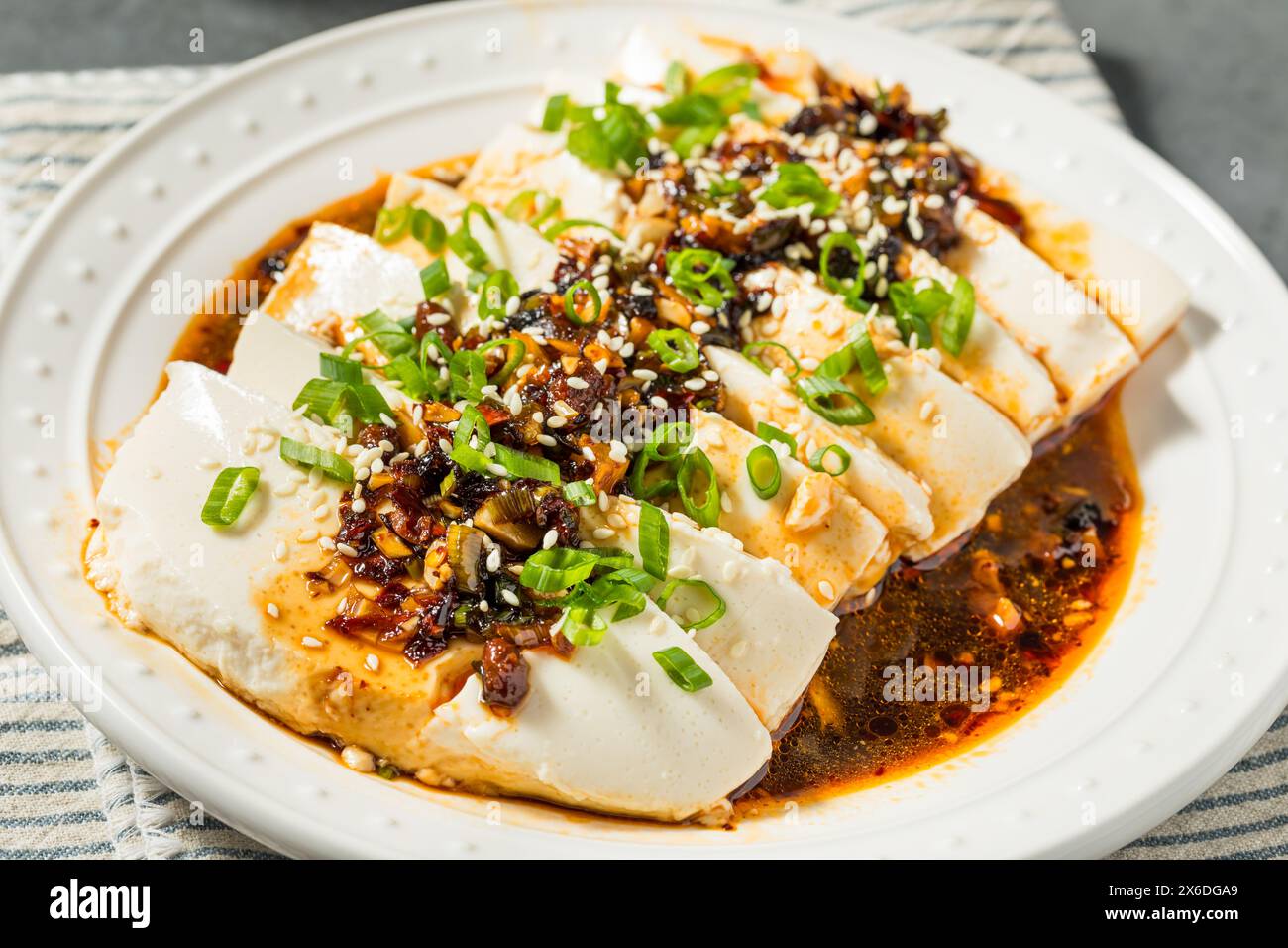 Asiatisch scharfer Seidentofu mit Chili-Sauce und grünen Zwiebeln Stockfoto
