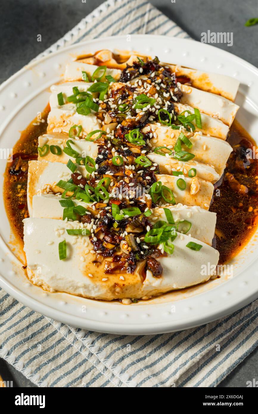 Asiatisch scharfer Seidentofu mit Chili-Sauce und grünen Zwiebeln Stockfoto