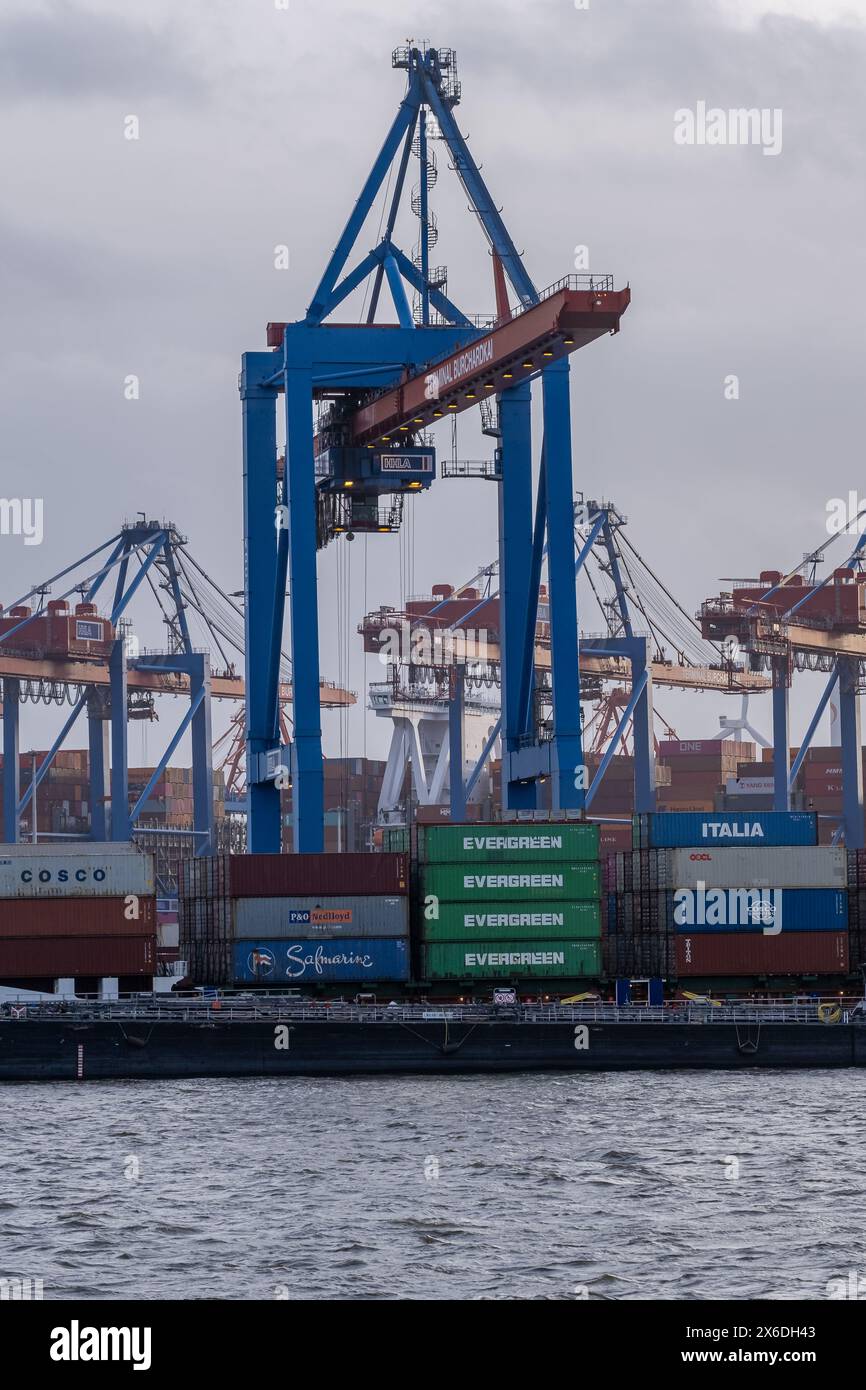 Hamburg, Deutschland - 01 23 2024: Blick von der Elbe auf einen Containerkran und Container am Burchardkai-Terminal in Hamburg. Stockfoto