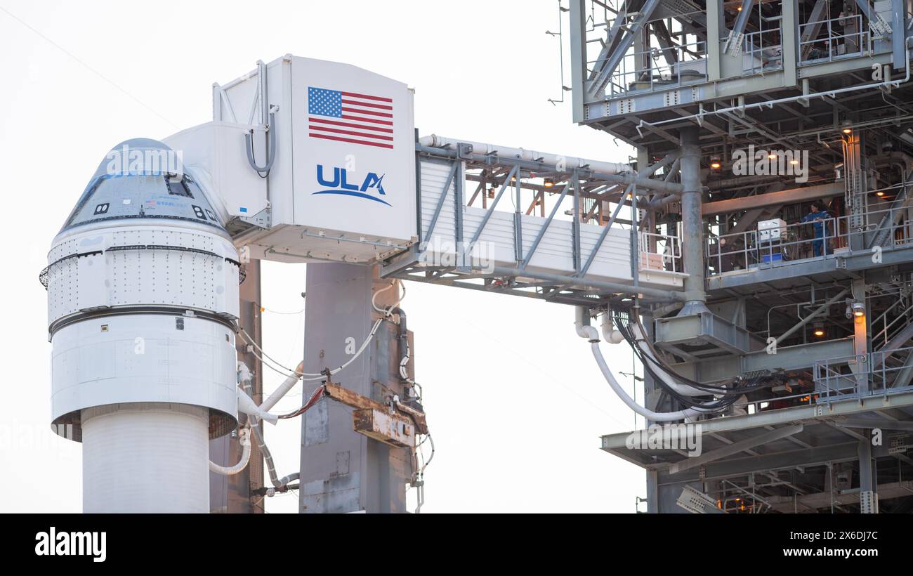 Cape Canaveral, Vereinigte Staaten von Amerika. Mai 2024. Die Boeing CST-100 Starliner-Raumsonde auf der ULA Atlas V-Rakete auf dem Space Launch Complex-41 im Kennedy Space Center, 6. Mai 2024 in Cape Canaveral, Florida. Starliner wird voraussichtlich am 6. Mai auf dem ersten bemannten Crew-Flugtest starten, der die Astronauten Butch Wilmore und Suni Williams zur Internationalen Raumstation bringt. Quelle: Joel Kowsky/NASA Photo/Alamy Live News Stockfoto