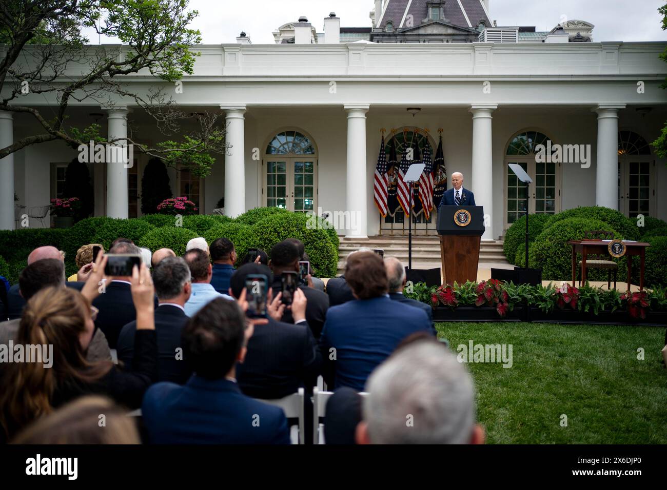 Washington, Usa. Mai 2024. Präsident Joe Biden spricht während einer Veranstaltung im Rose Garden im Weißen Haus in Washington, D.C. am Dienstag, den 14. Mai 2024. Der Präsident kündigte erhöhte Zölle auf bestimmte aus China importierte Waren wie Aluminium und Stahl sowie eine erhebliche Erhöhung auf chinesische Elektrofahrzeuge an. Foto: Bonnie Cash/UPI Credit: UPI/Alamy Live News Stockfoto