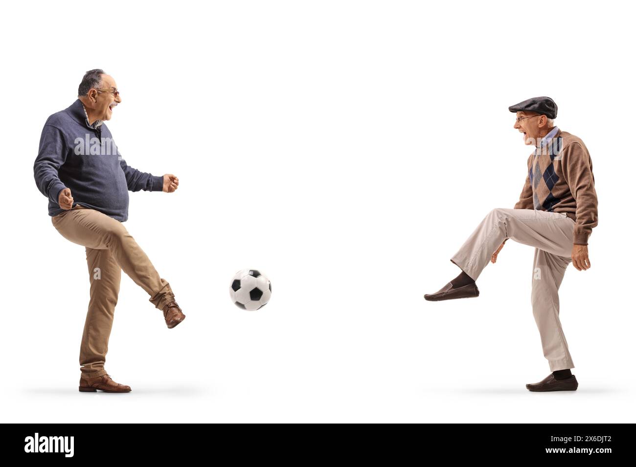 Zwei Erwachsene Männer spielen Fußball isoliert auf weißem Hintergrund Stockfoto