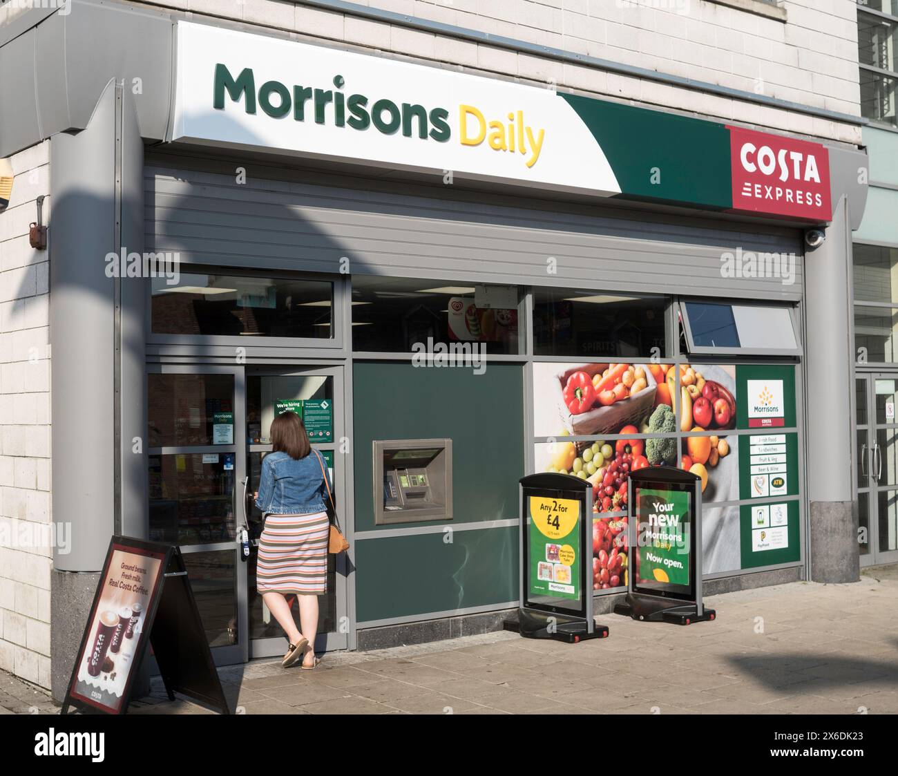 Frau, die in den Morrisons Daily Convenience Store in Sunderland, England, UK, eingeht Stockfoto