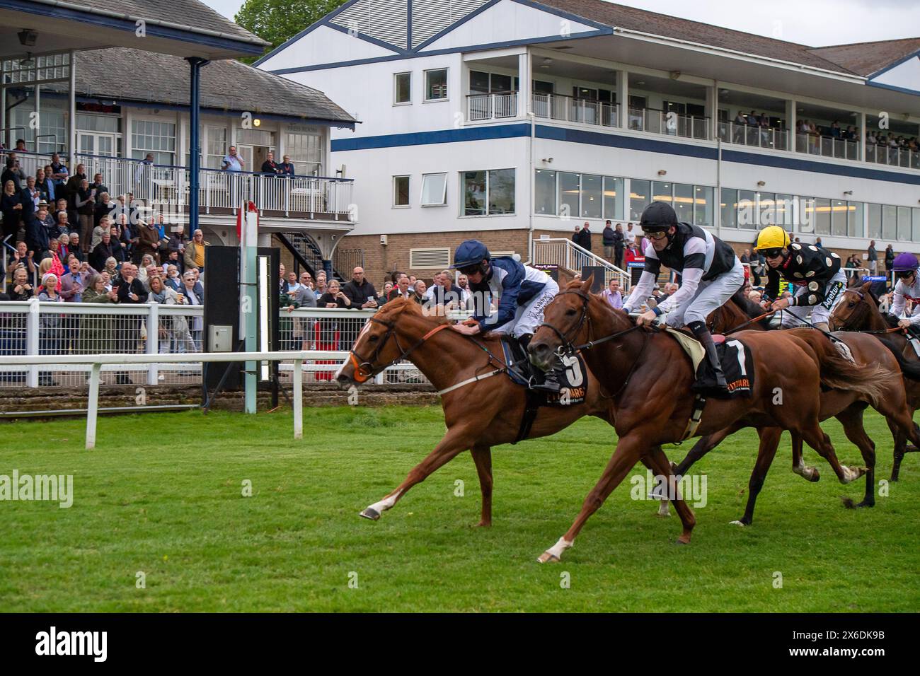 Windsor, Berkshire, Großbritannien. Mai 2024. Horse Katey Content (Nr. 5), geritten von Jockey Rossa Ryan, gewinnt die Fitzdares Spring Series Handicap Stakes auf der Royal Windsor Racecourse in Windsor, Berkshire. Besitzer S R Hope und S W Barrow, Trainer, Clive Cox, Hungerford, Züchter Whitsbury Manor Stud, Sponsor Clive Cox Racing Limited. Quelle: Maureen McLean/Alamy Live News Stockfoto