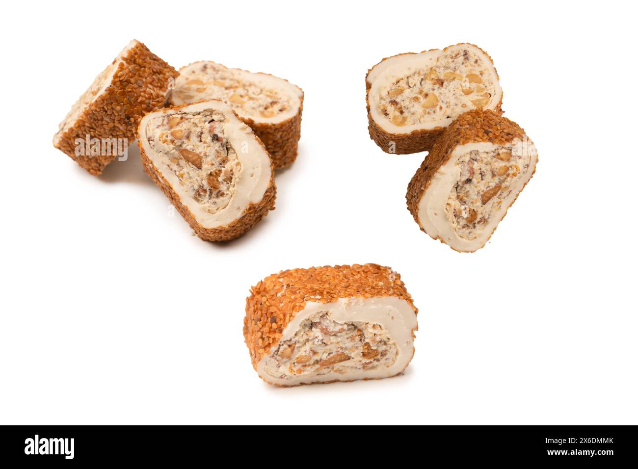 Süße Brötchen mit Nüssen, türkische Süßigkeiten. Türkischer rahat isoliert auf weißem Hintergrund. Stockfoto