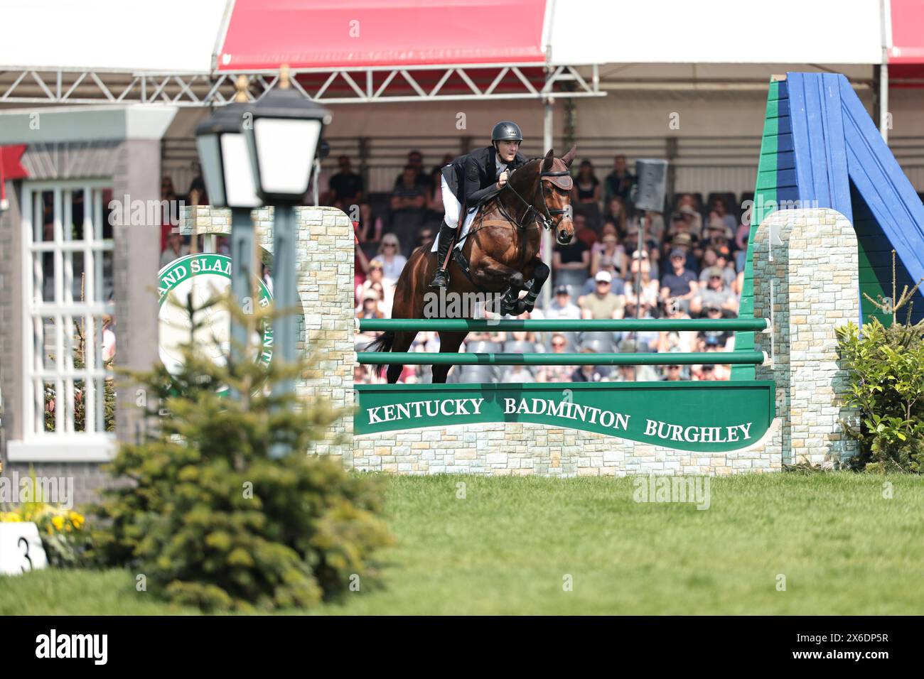 Max Warburton von Großbritannien mit Monbeg Exclusive während des Springens bei den Badminton Horse Trials am 12. Mai 2024, Badminton Estate, Großbritannien (Foto: Maxime David - MXIMD Pictures) Stockfoto