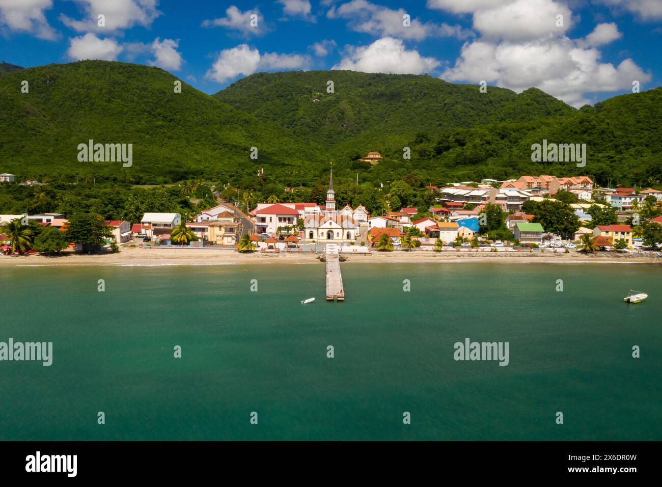 Aus der Vogelperspektive auf die malerische Kirche Saint-Henri in ANSES-d'Arlet Stockfoto
